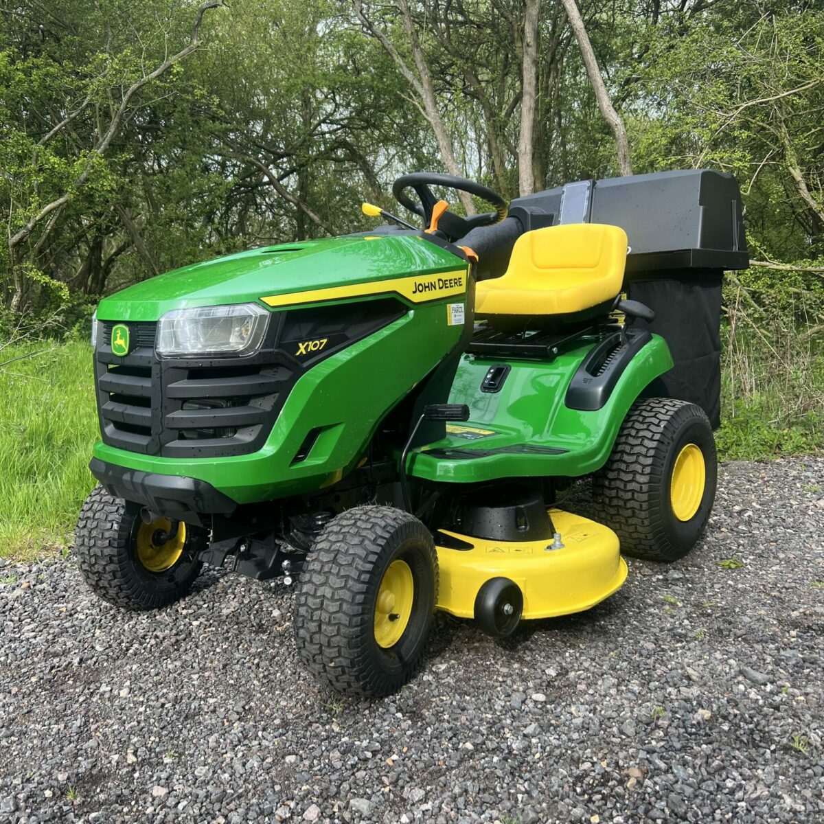 New John Deere X107 Lawn Tractor + Collector - Image 2