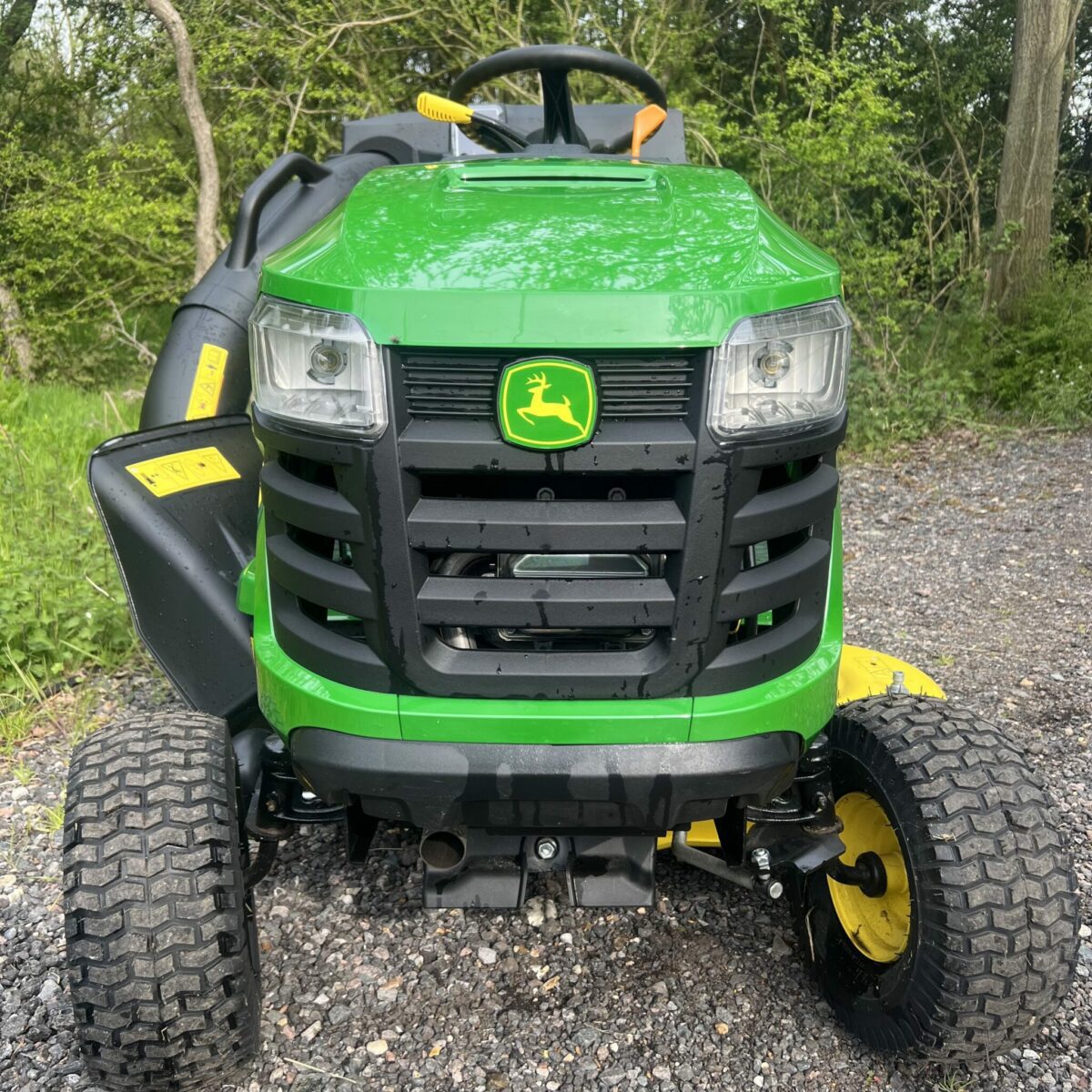 New John Deere X107 Lawn Tractor + Collector - Image 4