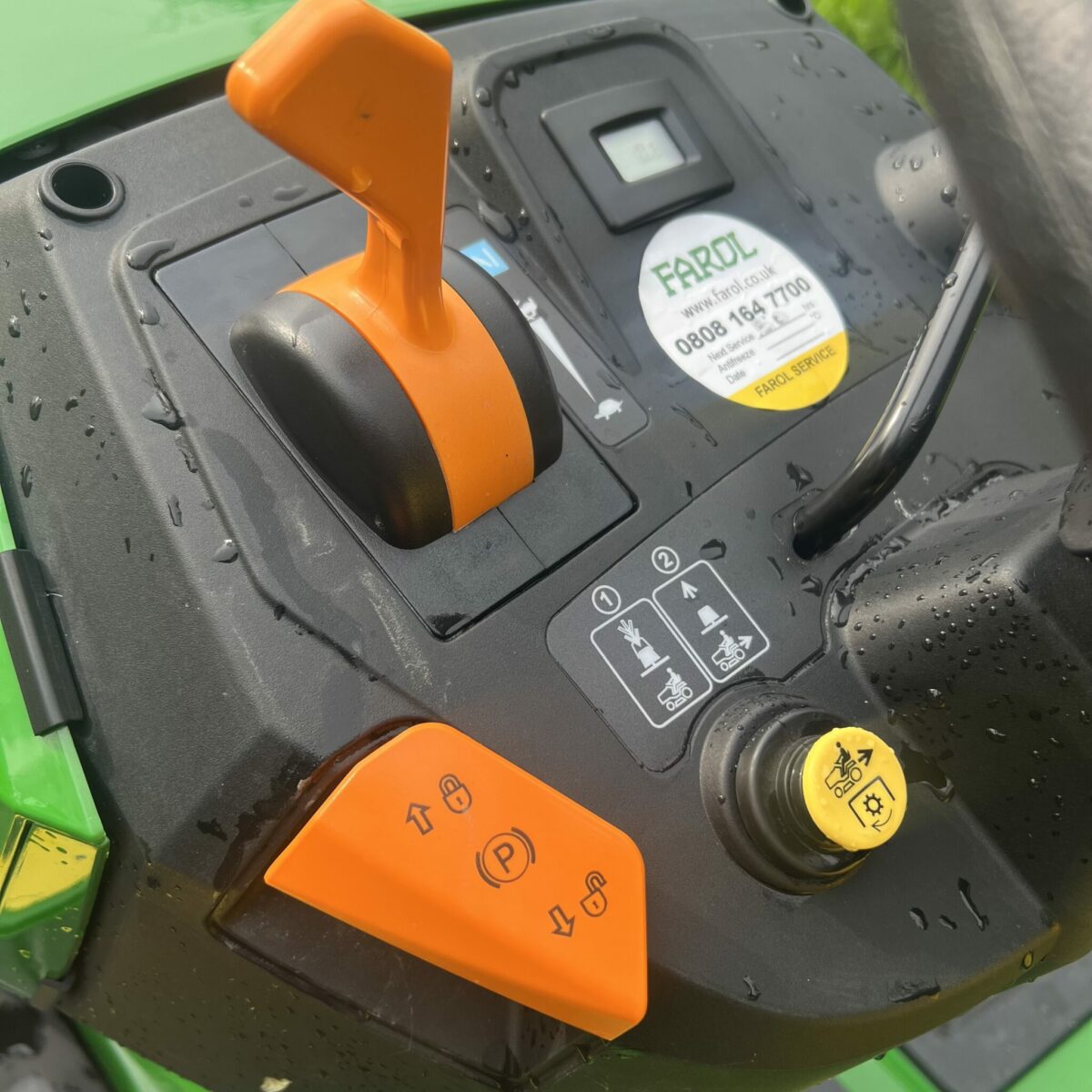 New John Deere X107 Lawn Tractor + Collector - Image 7