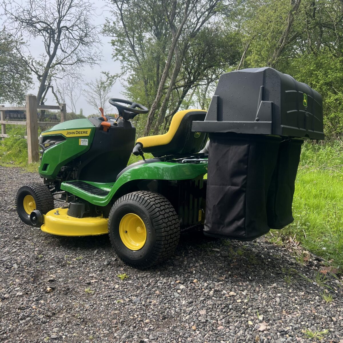 New John Deere X107 Lawn Tractor + Collector - Image 8