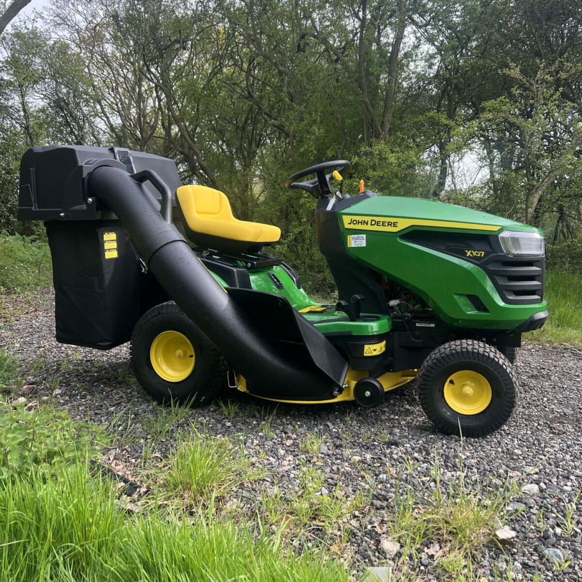 New John Deere X107 Lawn Tractor + Collector - Image 10