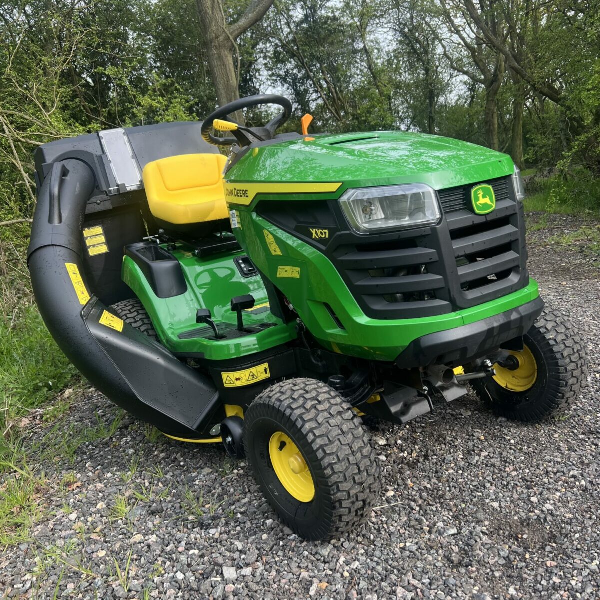 New John Deere X107 Lawn Tractor + Collector - Image 11