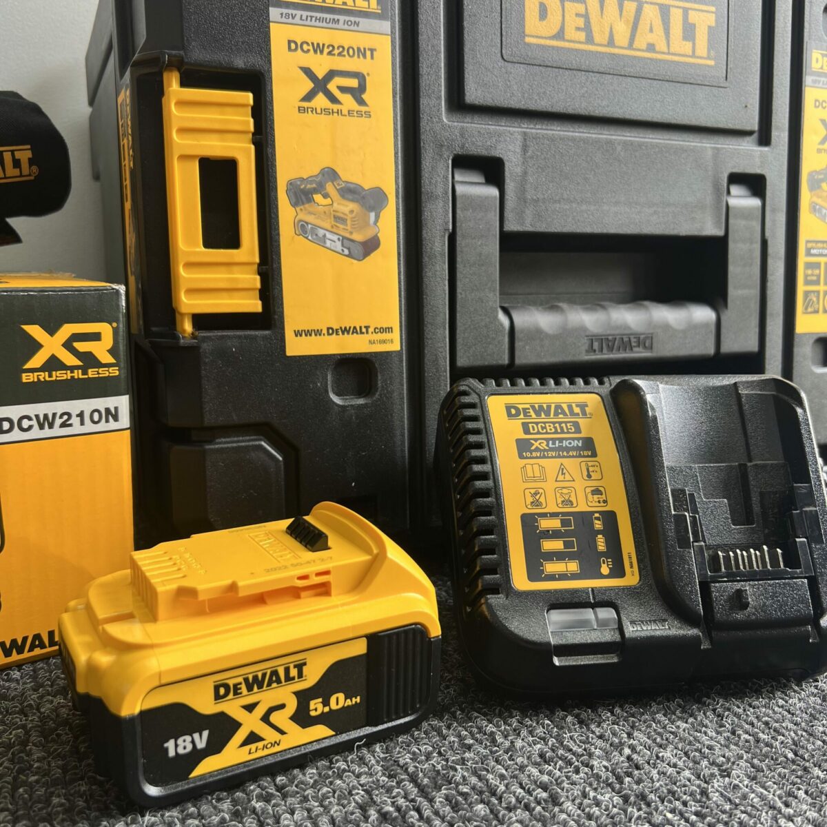 Dewalt 18v Cordless Sander Bundle - Image 4