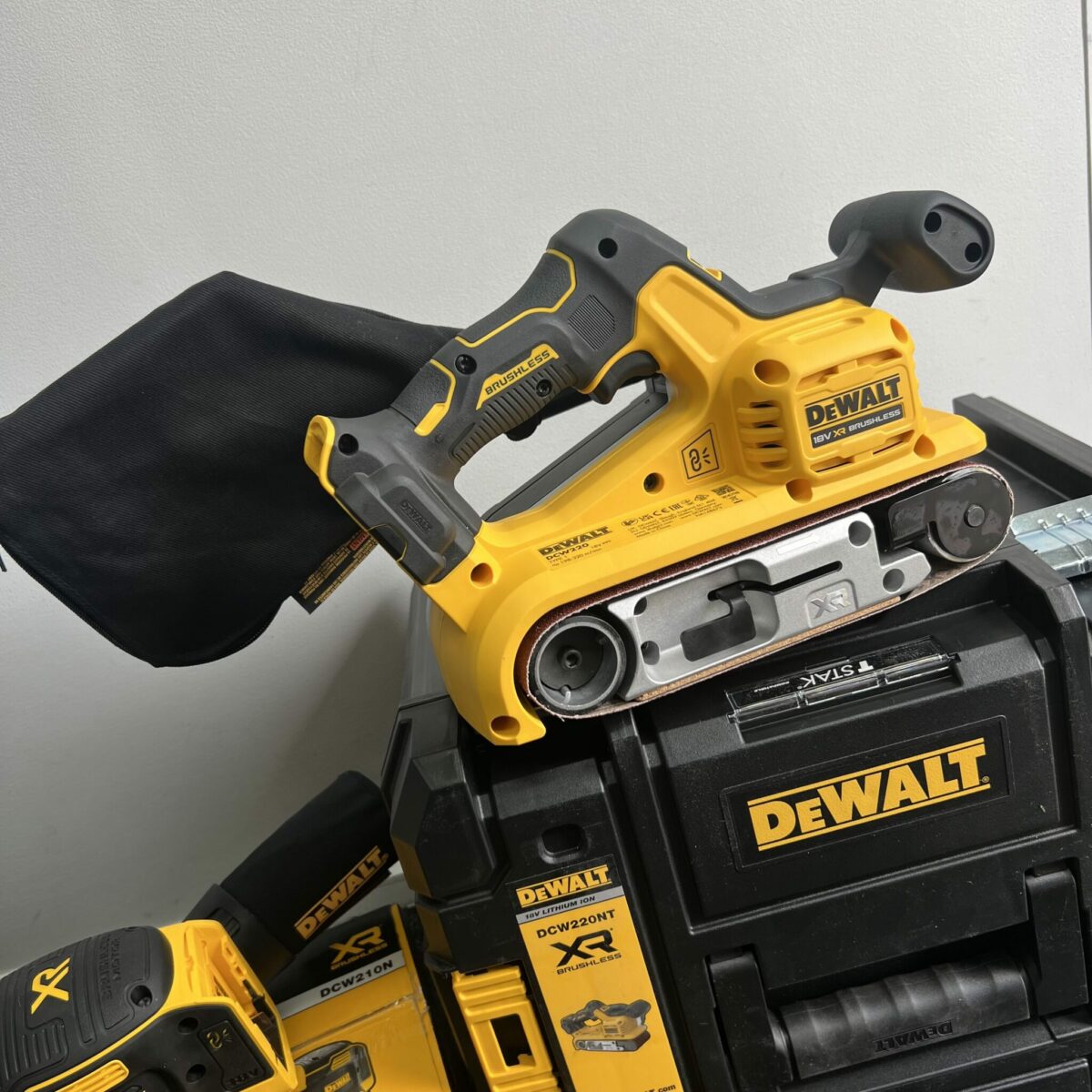 Dewalt 18v Cordless Sander Bundle - Image 5