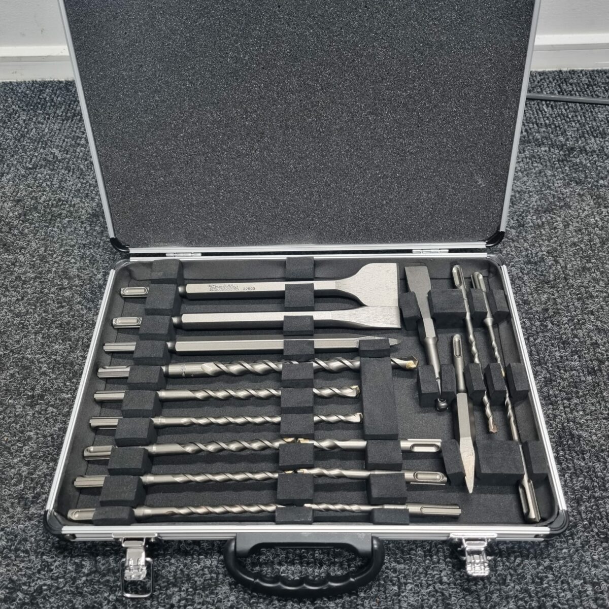 Dewalt 18v SDS+ Hammer Drill & 15pc Chisel Set - Image 3