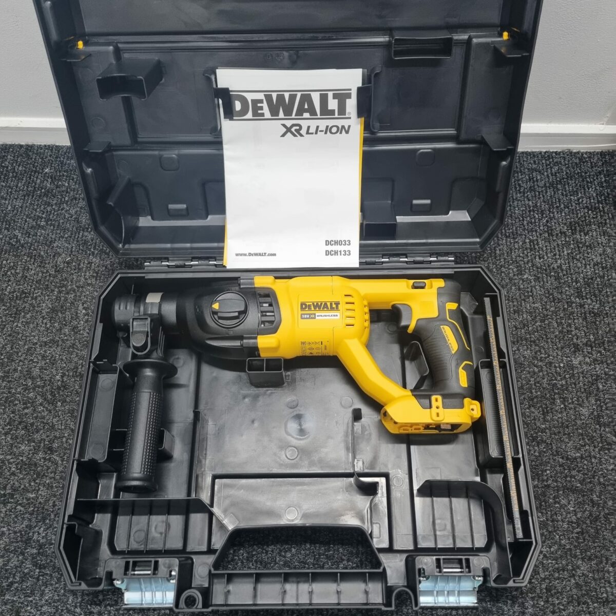 Dewalt 18v SDS+ Hammer Drill & 15pc Chisel Set - Image 2