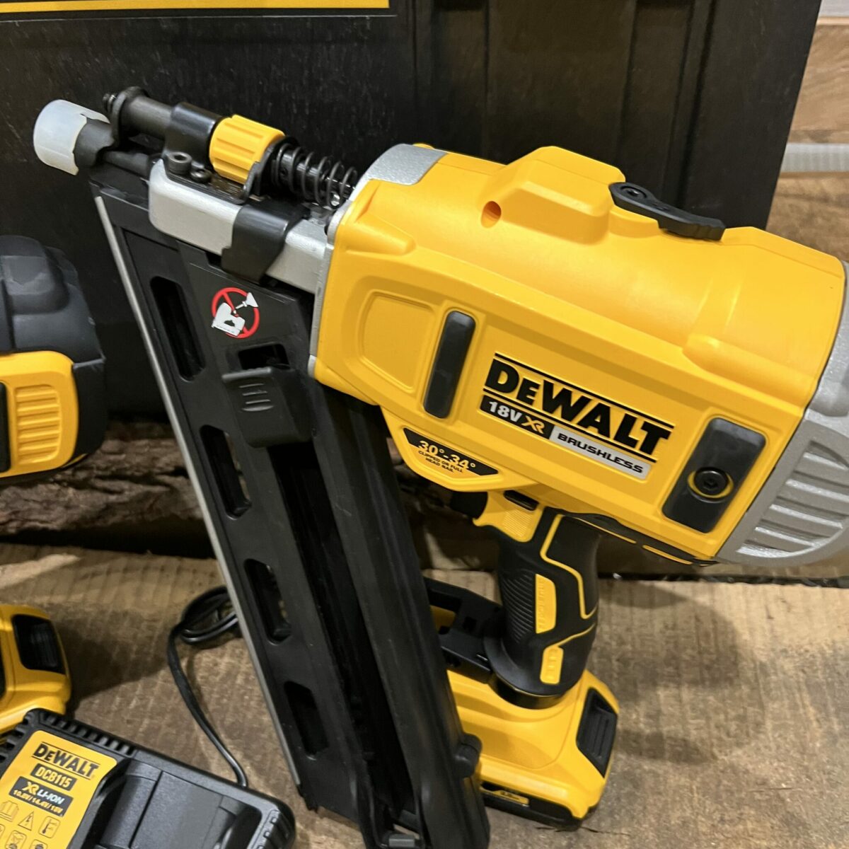 Dewalt 18v 1st & 2nd Fix Nailer Kit - Image 2