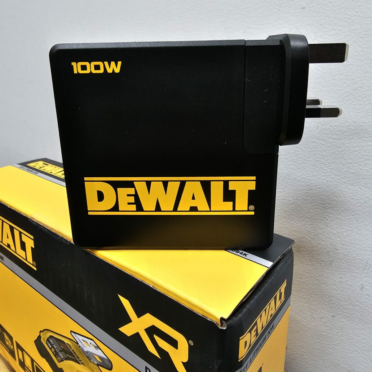 Dewalt 18v & 54v USB Power Charging Kit & Battery - Image 2