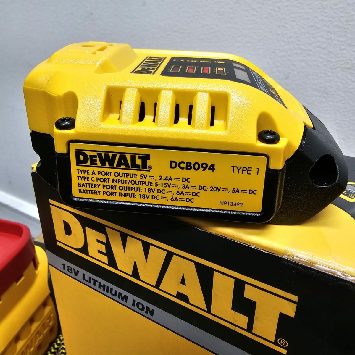 Dewalt 18v & 54v USB Power Charging Kit & Battery - Image 3