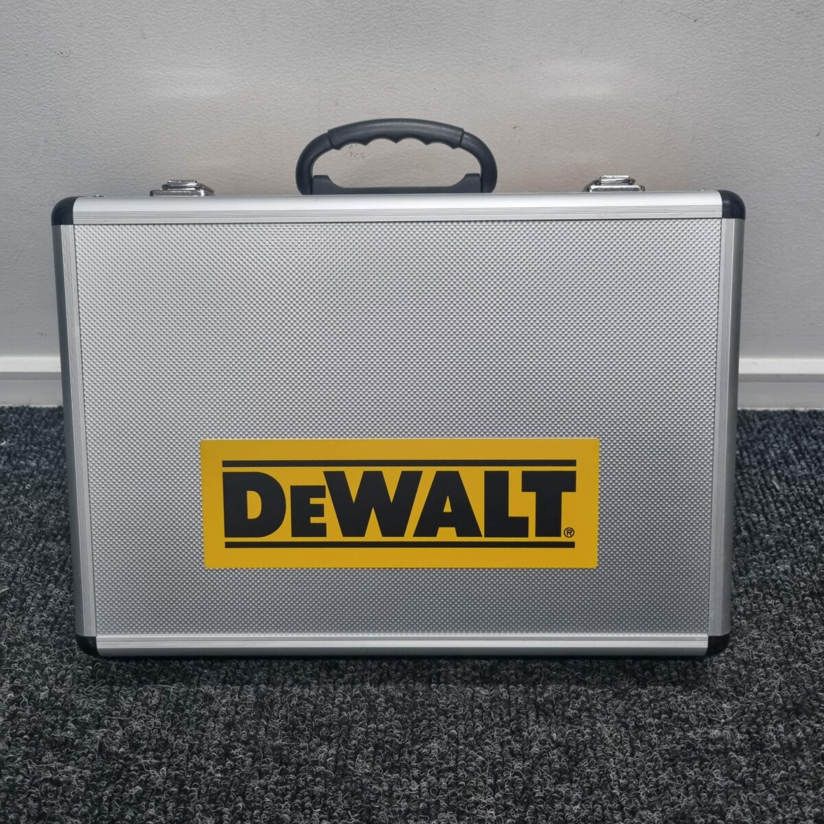 Dewalt 18v SDS+ Hammer Drill & 15pc Chisel Set - Image 4