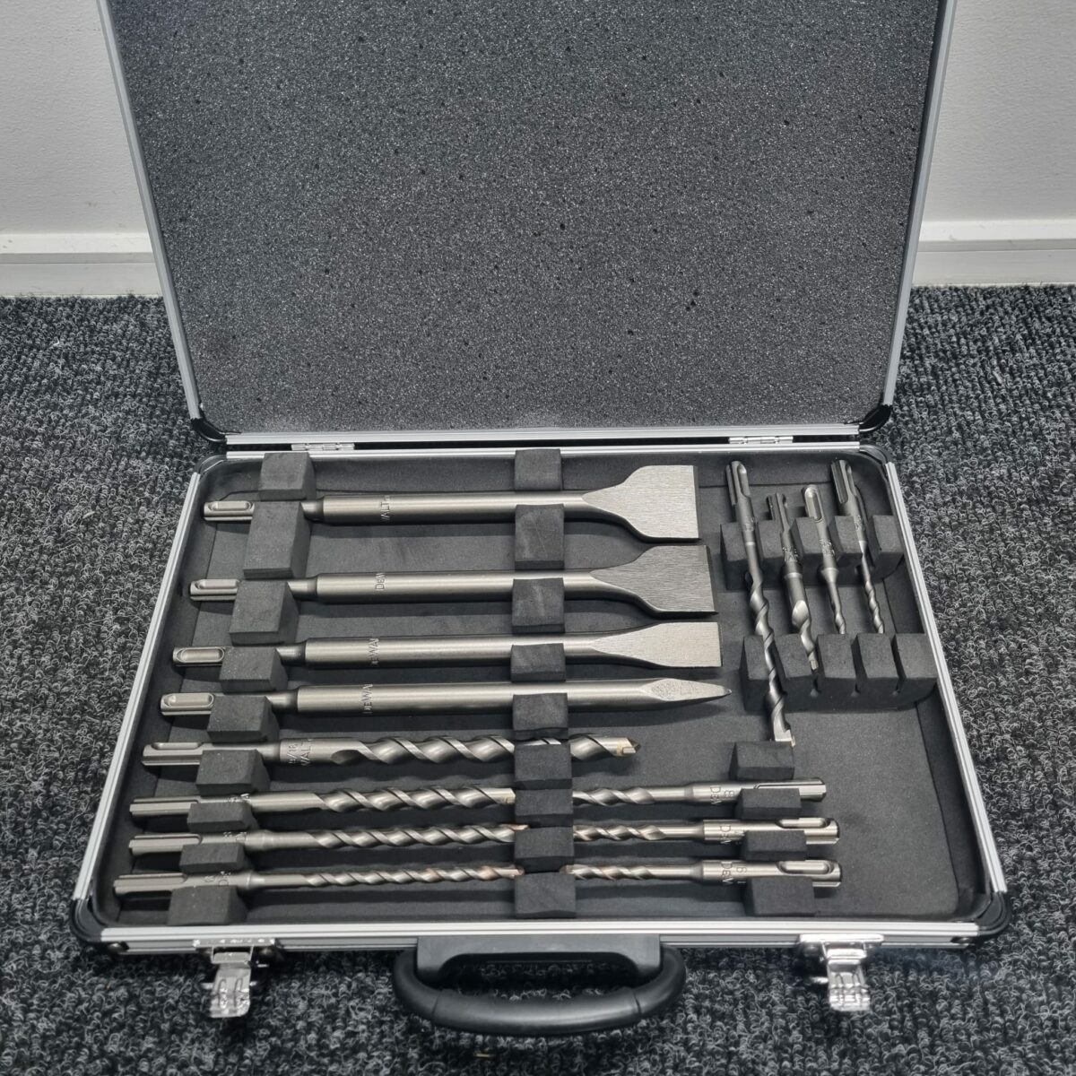 Makita 18v SDS+ Hammer Drill & 17pc Chisel Set #2 - Image 3