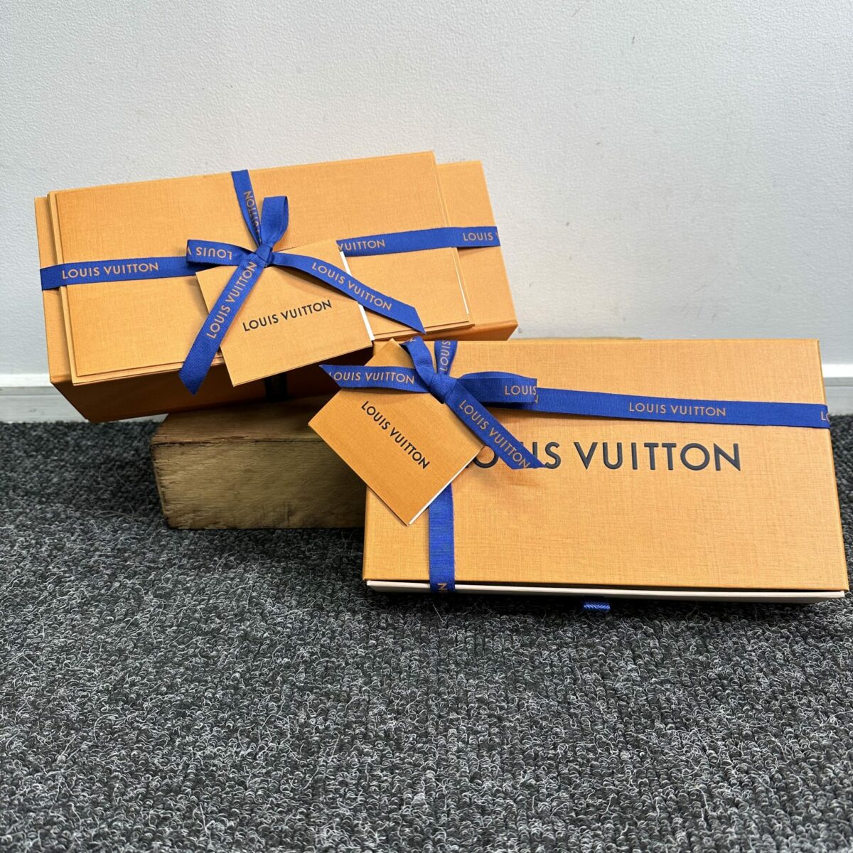 Louis Vuitton Wallet & Perfume - Image 5