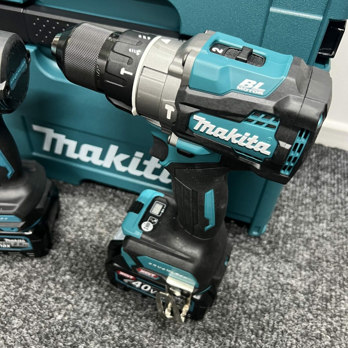 Makita 40v 2pc Brushless Kit Inc 2 x 2.5ah Batteries, Charger & MAKPAC Case - Image 2