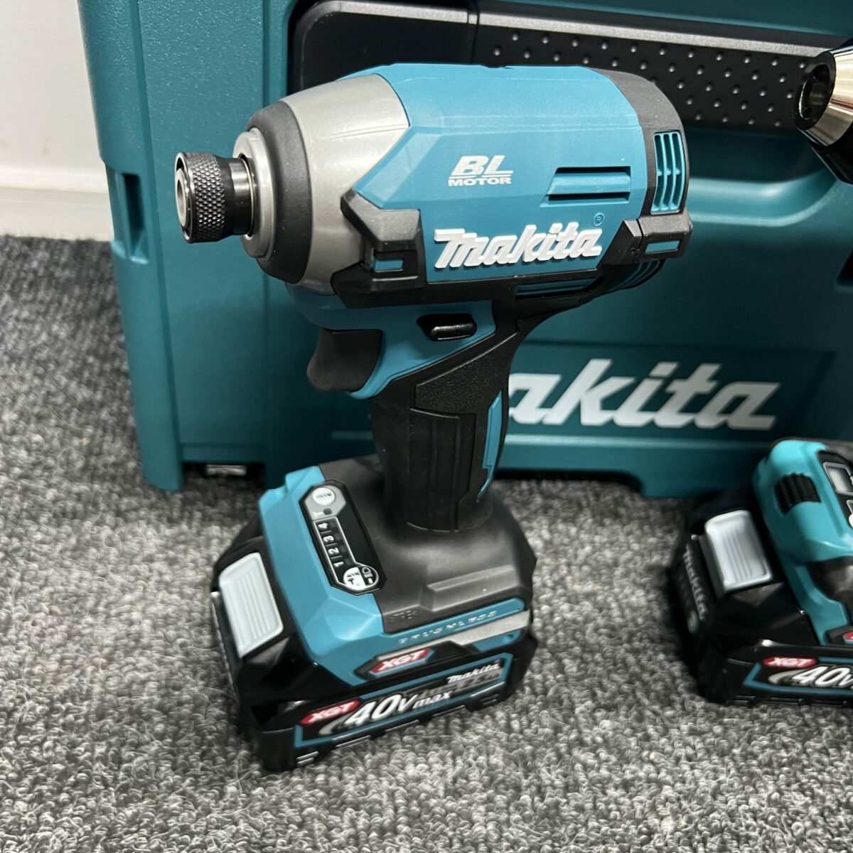 Makita 40v 2pc Brushless Kit Inc 2 x 2.5ah Batteries, Charger & MAKPAC Case - Image 3