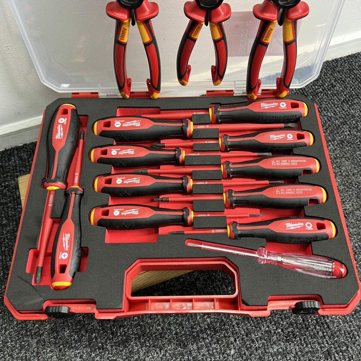 Milwaukee VDE Screwdriver & Plier Set - Image 3