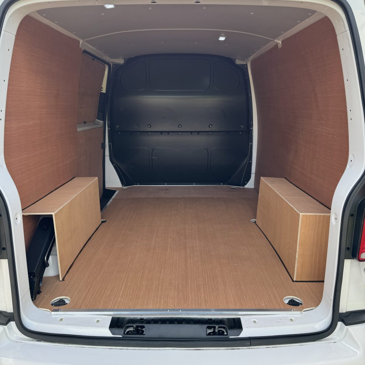 2021 VW Transporter Sportline Edition R - Image 9