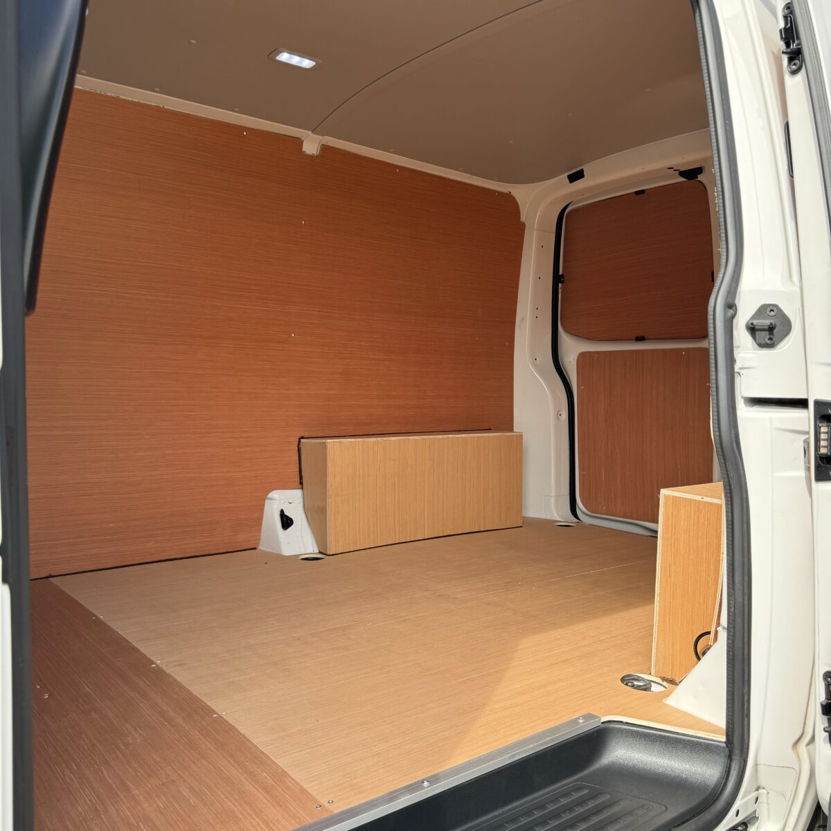 2021 VW Transporter Sportline Edition R - Image 11