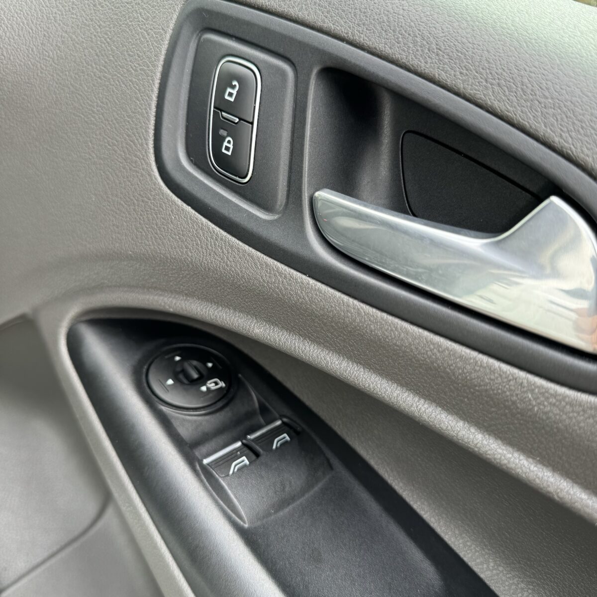 2020 Ford Transit Connect + £4k Dewalt Tool Bundle + £1000 Cash - Image 5