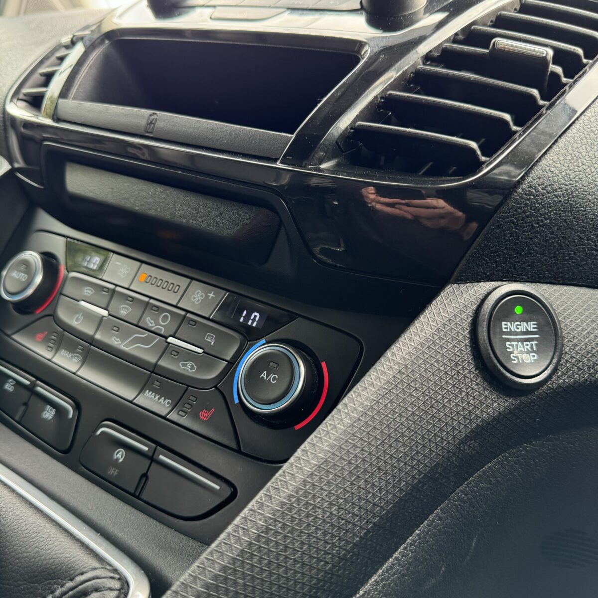 2020 Ford Transit Connect + £4k Dewalt Tool Bundle + £1000 Cash - Image 15