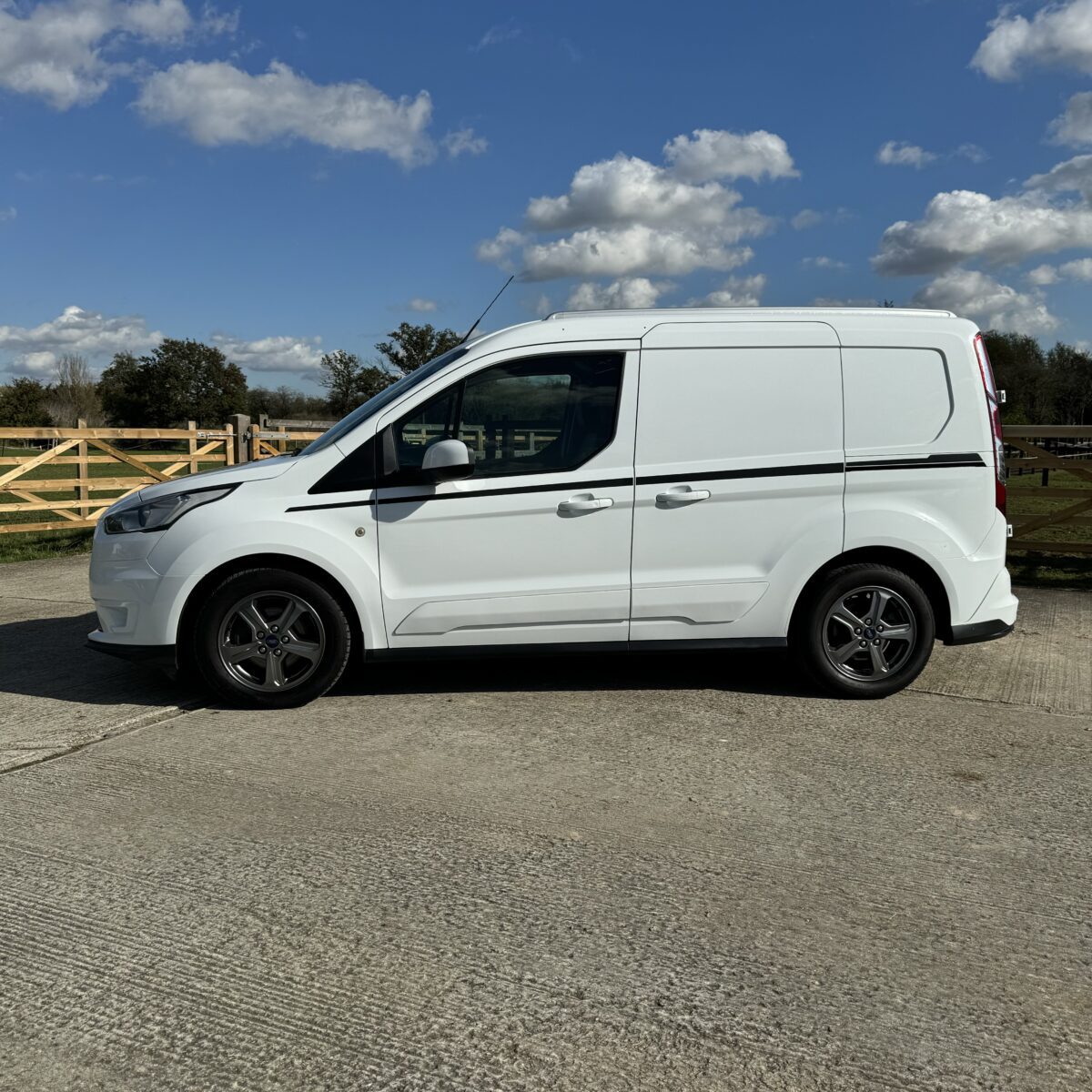 2020 Ford Transit Connect + £4k Dewalt Tool Bundle + £1000 Cash - Image 11