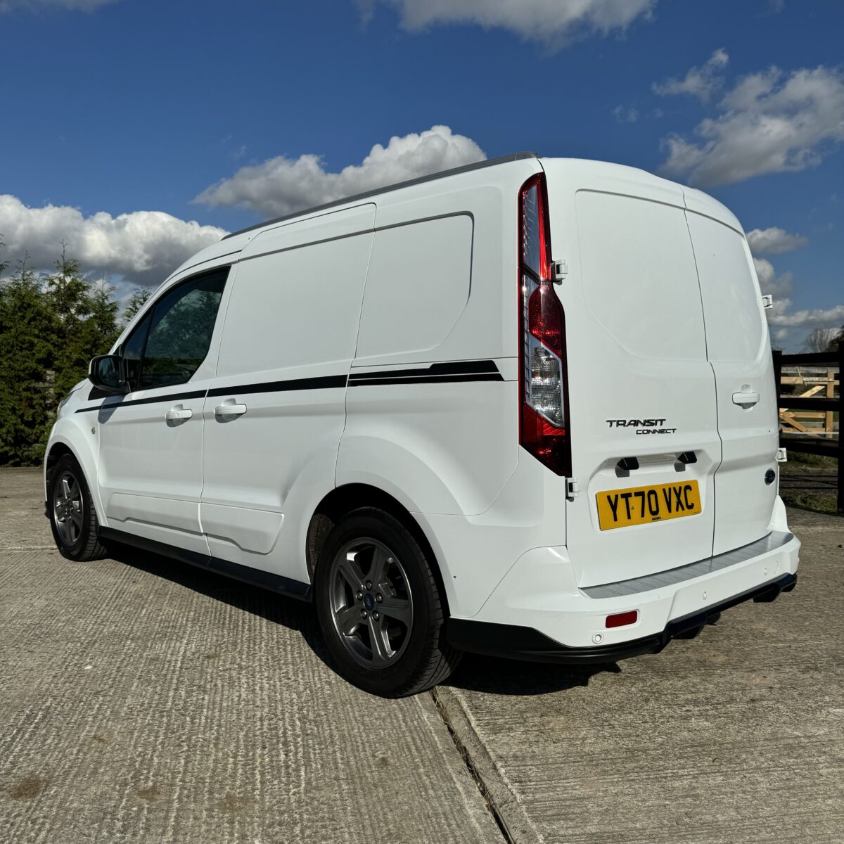 2020 Ford Transit Connect + £4k Dewalt Tool Bundle + £1000 Cash - Image 9