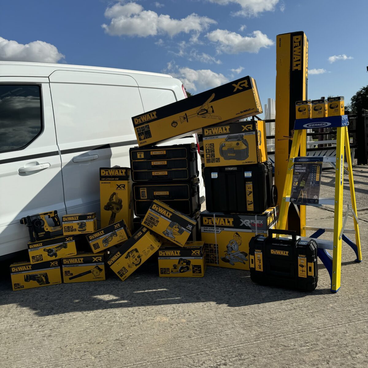 2020 Ford Transit Connect + £4k Dewalt Tool Bundle + £1000 Cash - Image 3