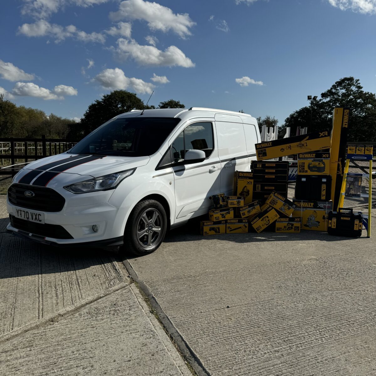 2020 Ford Transit Connect + £4k Dewalt Tool Bundle + £1000 Cash - Image 12