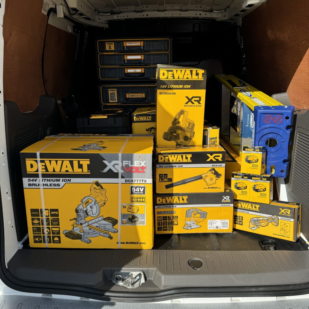 2020 Ford Transit Connect + £4k Dewalt Tool Bundle + £1000 Cash - Image 4