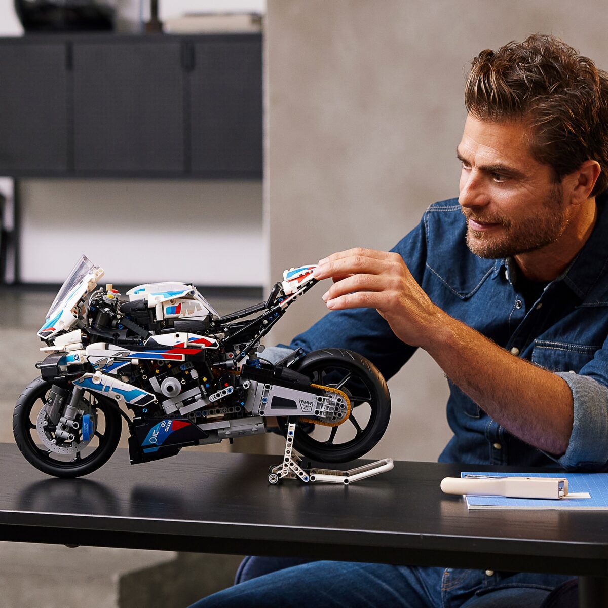 Lego - BMW M1000 RR Motorcycle Set #2 - Image 7