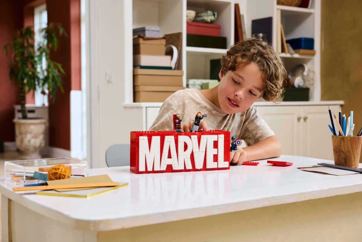 Lego Marvel Logo & Minifigures Set - Image 4