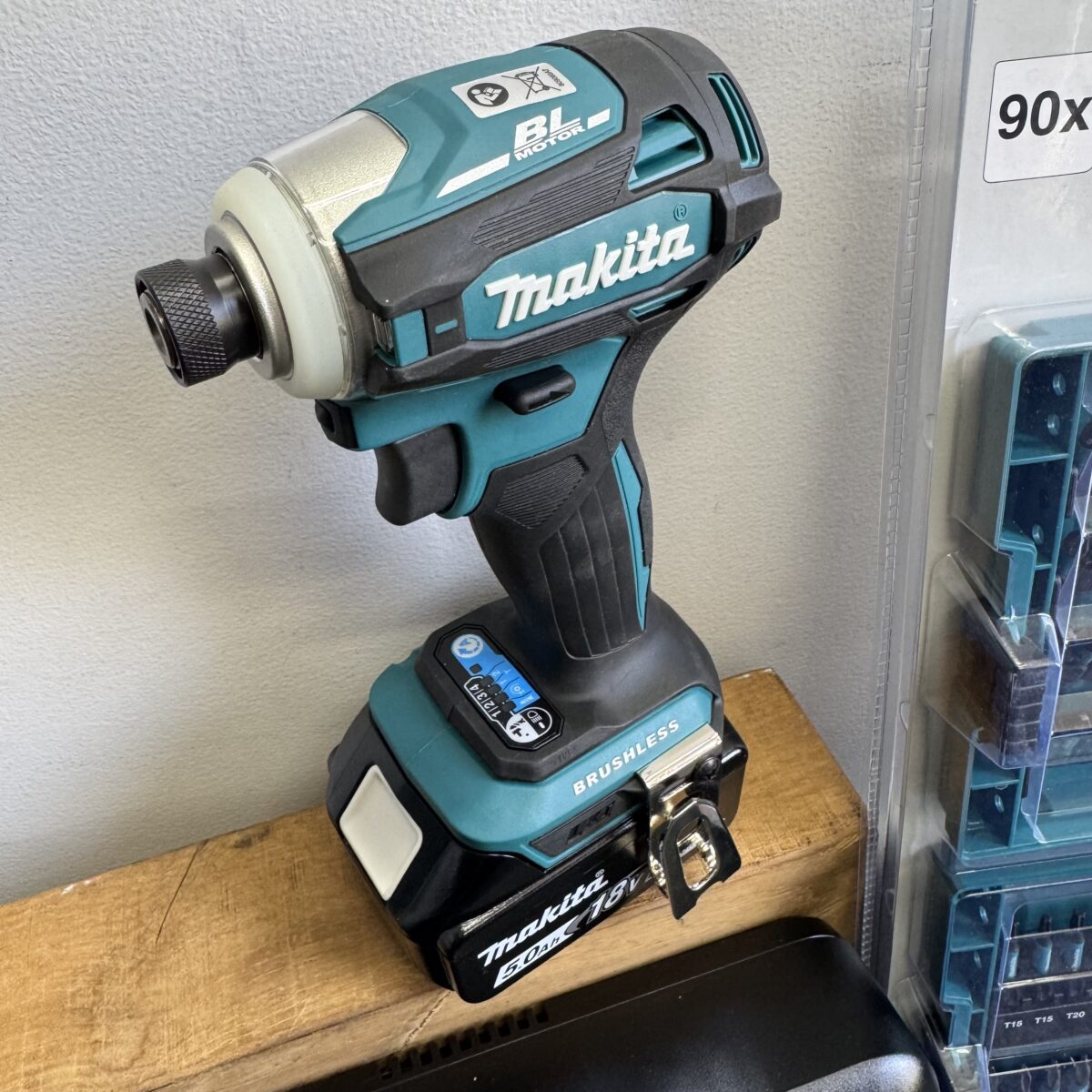 Makita DTD172 18v Impact Driver Kit & 90pc Bit Set - Image 2