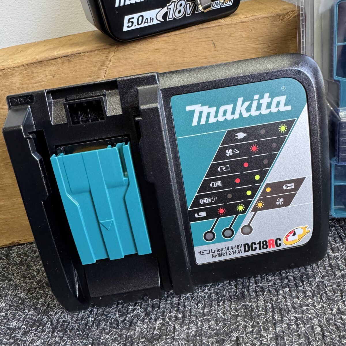 Makita DTD172 18v Impact Driver Kit & 90pc Bit Set - Image 3