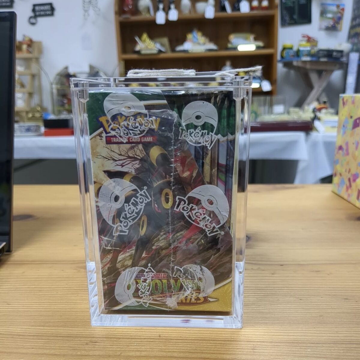 Pokémon TCG: Sword & Shield - Evolving Skies Booster Box (36 Packs) In Acrylic Case - Image 6